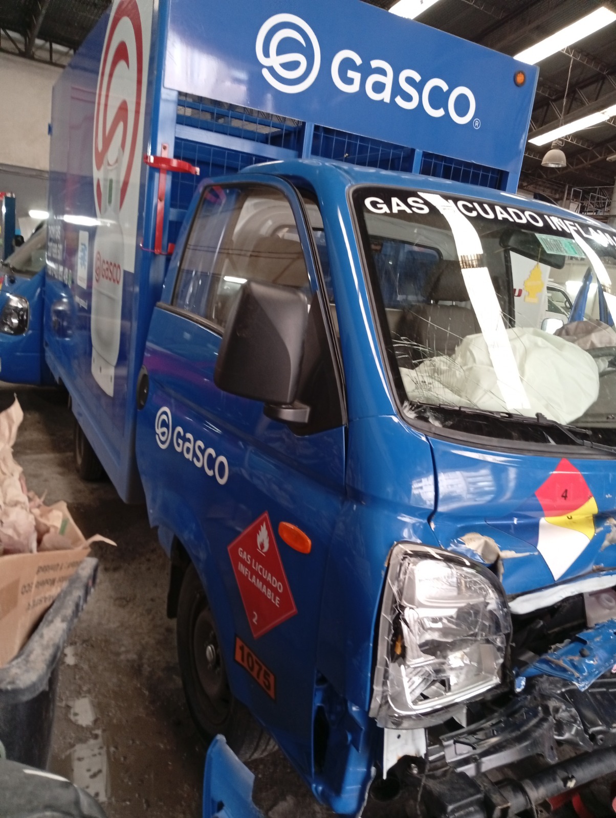 Camión Gasco con daño lateral antes de la reparación