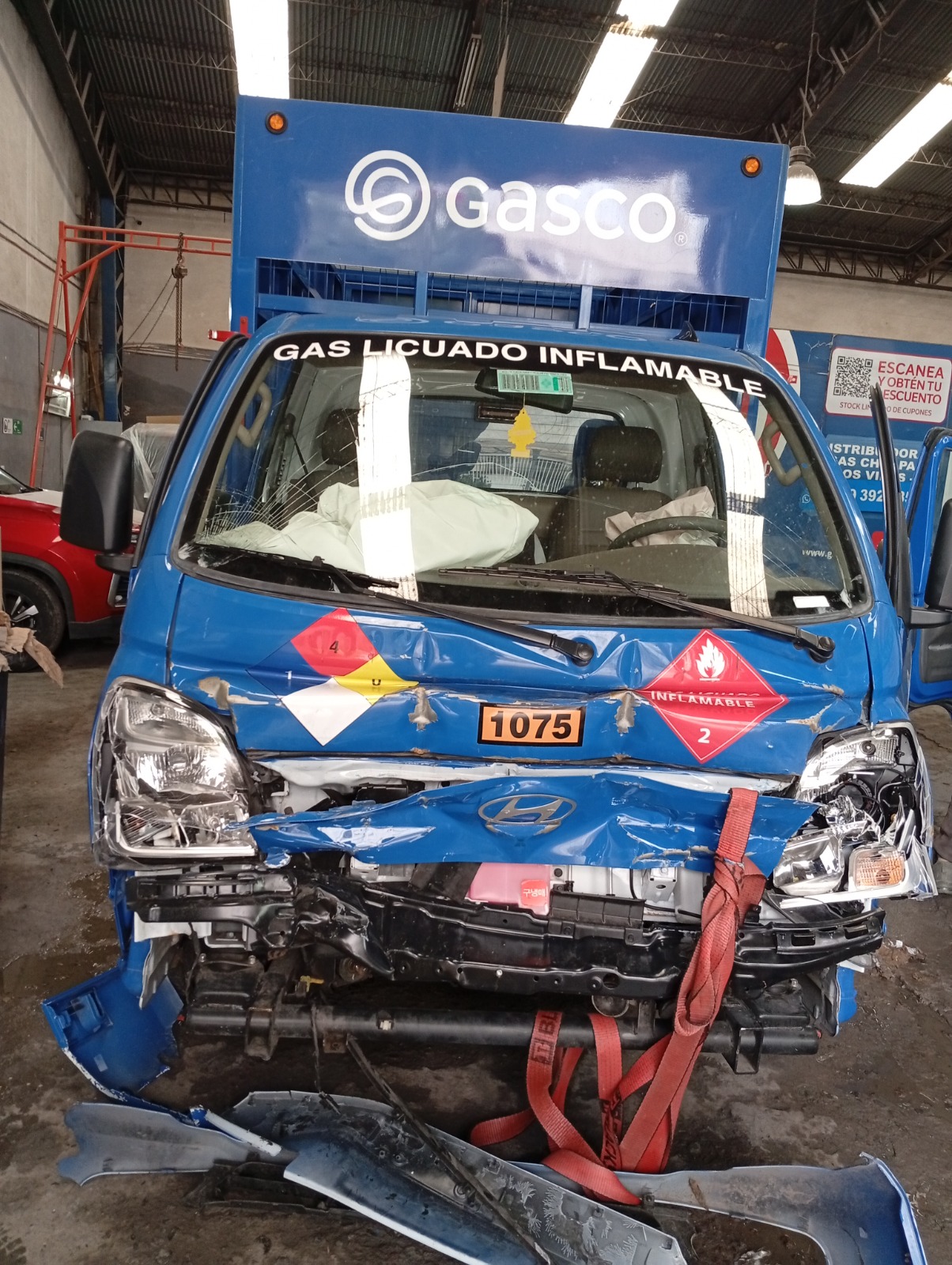 Camión Gasco con daño frontal antes de la reparación